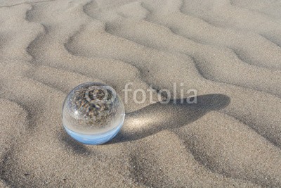 klauskreckler, Crystal ball and the sand waves (sand, strand, backgrounds, textur, sommer, natur, mustern, wellig, urlaub, flucht, reisen, kulisse, leer, küste, marin, nautisch, seaside, seeküste, maritim, kräuseln, korn, abstrakt, ball, kristalle, glas, sphäre, meer, durchsichtig, symbol, lich)