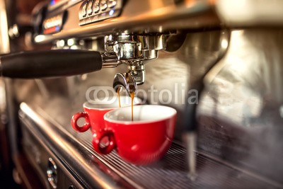 Hoda Bogdan, coffee machine preparing fresh coffee and pouring into red cups at restaurant, bar or pub. (barkeeper, barista, bar, gaststätte, restaurant, kaffeemaschine, maschinerie, maschine, leer, café, espresso, cappuccino, work, tool, cappuccino, handel, einkaufen, zähler, bohne, hot, bari, handelsware, verspätung, milch, kaffee, milchkaffee, dispense)