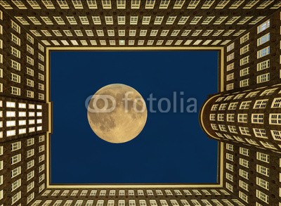 Blickfang, Hamburg Sprickenhof mit Vollmond (sehenswürdigkeit, touristisch, deutsch, historisch, hamburg, stadt, haus, architektur, backstein, bürogebäude, schiff, hanse, mond, nacht, vollmond, beleuchte)