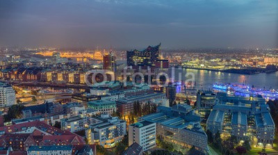 Blickfang, Hamburg Hafen Luftaufnahme beleuchtet (nacht, beleuchtung, sehenswürdigkeit, beleuchtet, touristisch, deutsch, wasser, hafen, boot, schiff, segelschiff, historisch, boot, hamburg, stadt, spiegelung, luftaufnahme, über, von obe)