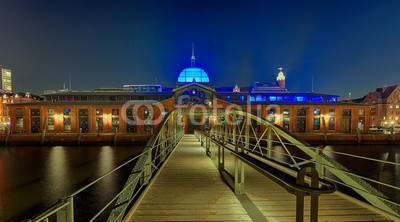 Blickfang, Hamburg Hafen Fischauktionshalle (nacht, beleuchtung, sehenswürdigkeit, beleuchtet, touristisch, deutsch, wasser, hafen, historisch, hamburg, stadt, spiegelung, auktion, brücke, panoram)