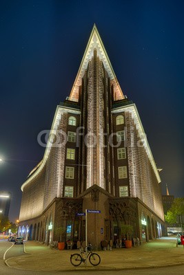 Blickfang, Hamburg Chilehaus (sehenswürdigkeit, touristisch, deutsch, historisch, hamburg, stadt, haus, architektur, backstein, bürogebäude, schiff, hanse, beleuchtet, nacht, licht, lamp)