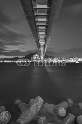 leeyiutung, Cutterstone bridge and container port in Hong Kong (hong, kong, meer, reisen, verkehr, horizont, nacht, skyline, hong kong, transport, architektur, verkehr, hafen, ozean, autobahn, way, küste, urbano, highway, glühen, gebäude, stadt, himmel, szene, wasser, brücke, strukturen, straßen, landschaft, hafe)