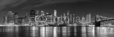 MaciejBledowski, Black and white New York City at night panoramic picture, USA. (new york city, stadt, skyline, brooklyn, new york city, brücke, filter, nacht, gebäude, manhattan, business, schwarz, weiß, retro, turm, büro, panorama, skyscraper, orientierungspunkt, rivers, hudson, wasser, uns, reisen, berühmt, amerika, lich)