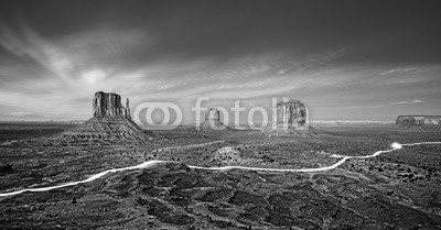 MaciejBledowski, Black and white photo of Monument Valley with car lights trails at night, USA. (landschaft, monument valley, navajo, filter, tribal, autos, nacht, straßen, wüste, szenerie, licht, schwarz, weiß, retro, jahrgang, schöner, sonnenuntergang, tourismus, reisen, park, monuments, arizona, utah, schlucht, westen, wild, abenteue)