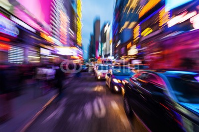 Christian Müller, nächtlicher Straßenverkehr in Manhattan mit kreativem Zoomeffekt (manhattan, new york city, verkehr, reihe, zoom, broadway, york, stadt, autos, autos, gelb, licht, nacht, nachtleben, hauptverkehrszeit, unterwegs, antrieb, geschwindigkeit, verschwommen, kreativ, abstrakt, stadt, business, reklame, leuchtreklam)