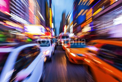 Christian Müller, Bild mit kreativem Zoomeffekt vom Straßenverkehr im nächtlichen Manhattan, New York City (manhattan, new york city, verkehr, reihe, zoom, broadway, york, stadt, taxi, autos, autos, gelb, gelb, licht, nacht, nachtleben, hauptverkehrszeit, unterwegs, antrieb, geschwindigkeit, verschwommen, kreativ, abstrakt, stadt, business, reklame, leuchtrekla)