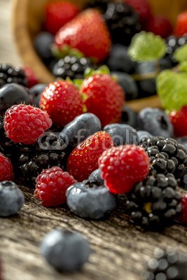 Gajus, Raspberries, strawberries, blackberries and blueberries scatteri (obst, erdbeere, blueberry, himbeeren, brombeere, gemischt, frisch, reif, saftiges, lecker, köstlich, bio, eco, gesund, diät, rot, blau, auseinandergehen, organisch, nährung, beere, essen, obst, blueberry, erdbeere, brombeere, himbeeren, natürlic)