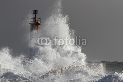 Zacarias da Mata, Big splashing wave closeuo (groß, ozean, energie, welle, pfeiler, close-up, stürmisch, tsunamis, portugal, meer, wind, weiß, leuchtfeuer, himmel, natur, farbe, leuchtturm, licht, wasser, tage, kräfte, wetter, fließen, küste, klima, seelandschaft, dramatisch, sturm, atlanti)