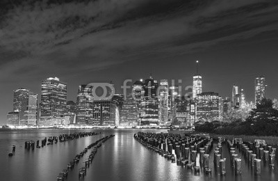 MaciejBledowski, Black and white photo of Manhattan waterfront at night, NYC, USA (new york city, stadt, skyline, brooklyn, new york city, nacht, filter, anblick, manhattan, business, gebäude, büro, schwarzweiß, pfeiler, hafen, säulen, pile, stadtlandschaft, rivers, flussufer, wasser, skyscraper, orientierungspunkt, hudson, un)
