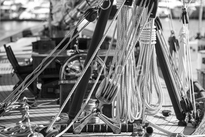 litchi cyril, voiliers (segel, boot, regatta, meer, nautisch, crew, blau, azur, sonne, mittelmeer, früher, zeit, classic, holz, matrosen, matrosen, segelboot, seil, seil, takelage, kupfer, leder, boot, überschrift, erdichtet, stangen, ausnahme, segelboot, brücke, verbinde, ba)