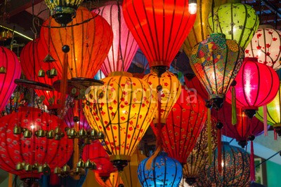 amadeustx, Paper lanterns on the streets of old Asian  town (laterne, asien, asiatisch, kultur, geschichtlich, unesco, uralt, town, erbschaft, stadt, straße, vietnamese, alt, tourismus, indochina, life, jahrgang, lebensstil, tradition, abend, chinese, china, vietnam, siam, hong kong, festival, kunst, traditionel)