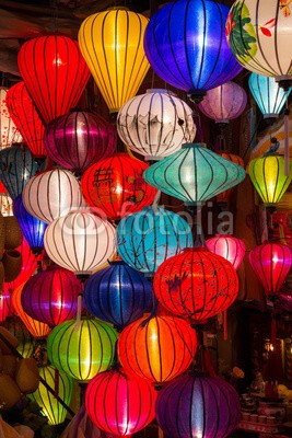 amadeustx, Paper lanterns on the streets of old Asian  town (geschichtlich, unesco, uralt, town, erbschaft, stadt, straße, vietnamese, alt, tourismus, indochina, asien, life, jahrgang, lebensstil, tradition, laterne, abend, chinese, china, asiatisch, kultur, vietnam, siam, hong kong, festival, kunst, traditionel)