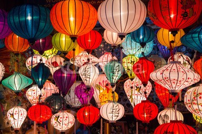 amadeustx, Paper lanterns on the streets of old Asian  town (laterne, asien, china, vietnam, siam, hong kong, lampe, orientalisch, malaysia, geschichtlich, unesco, uralt, town, erbschaft, stadt, straße, vietnamese, alt, tourismus, indochina, life, jahrgang, lebensstil, tradition, abend, chinese, asiatisch, kultu)