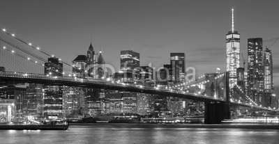 MaciejBledowski, Black and white Manhattan waterfront at night, NYC. (new york city, stadt, skyline, brooklyn, rivers, new york city, brücke, nacht, gebäude, manhattan, schwarz, weiß, wasser, business, turm, büro, panorama, skyscraper, orientierungspunkt, hudson, uns, reisen, berühmt, amerika, licht, monochro)