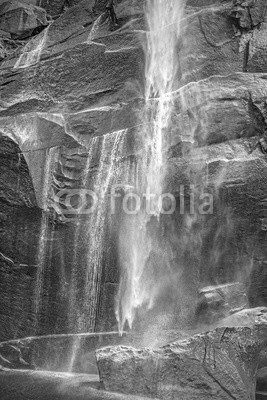 MaciejBledowski, Black and white photo of a waterfall, Yosemite National Park, US (wasserfall, steine, schwarzweiß, tapete, natur, landschaft, wasser, fallen lassen, verschwommen, bewegung, rivers, fels, yosemite, meditation, uns, strömen, vertikal, dunkel, einträchtig, schnell, raced, berg, nebel, outdoors, landschaftlich, monochro)