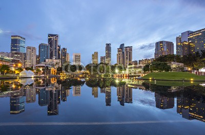 farizun amrod, Morning view of Kuala Lumpur city by the lake. (architektur, schöner, gebäude, business, stadt, stadtlandschaft, wolken, wolkengebilde, morgengrauen, downtown, dramatisch, abenddämmerung, ost, berühmt, hoch, see, orientierungspunkt, licht, kuala lumpur, hauptstädtisch, modern, morgens, natur, poo)