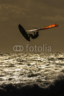 schrempf2, Windsurfer in der Abendsonne (windsurfer, freiheit, geschwindigkeit, meer, welle, abendstimmung, windsurfen, abenteuer, camargues, erfolg, europa, fitness, frankreich, herausforderung, hochformat, leistung, spor)