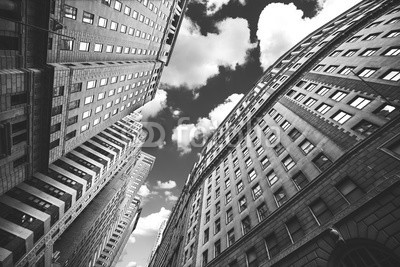 MaciejBledowski, Black and white photo of buildings in Manhattan, NYC. (new york city, gebäude, manhattan, filter, stadt, büro, business, straße, schwarzweiß, uns, skyscraper, foto, finanz-, modern, urbano, metropole, szenerie, fenster, retro, wall street, nachschlagen, new york city, work, job, äusseres, hotel, ban)