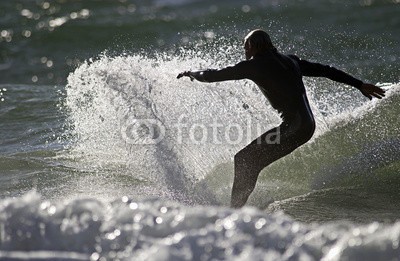 bevisphoto, Surfer macht Spray (surfen, nordsee, ostsee, deutsch, urlaub, touristen, tourismus, sturm, insel, sylt, dänemark, mores, ozean, freiheit, spaß, energie, energie, wasser, salzwasser, kräfte, neopren, sport, industrie, welle, welle, messestand, valva, nordic, kalt, gisch)