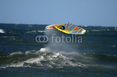 bevisphoto, Windsurfer springt (windsurfer, welle, welle, wasser, mores, ozean, ostsee, nordsee, kräfte, energie, tourismus, touristen, touristisch, freiheit, spaß, windig, urlaub, schleswig-holstein, dänemark, extra, adrenalin, wettbewerb, sport, sportlich, fröhlichkeit, könne)