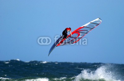 bevisphoto, Windsurfer springt (windsurfer, welle, welle, wasser, mores, ozean, ostsee, nordsee, kräfte, energie, tourismus, touristen, touristisch, freiheit, spaß, windig, urlaub, schleswig-holstein, dänemark, extra, adrenalin, wettbewerb, sport, sportlich, fröhlichkeit, könne)