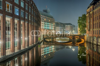 Blickfang, Hamburg Alsterfleet beleuchtet (nacht, beleuchtung, sehenswürdigkeit, beleuchtet, touristisch, deutsch, wasser, hafen, historisch, hamburg, stadt, spiegelung, stimmung, hanse, architektur, mystisch, geheimnisvoll, al)