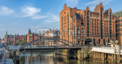 Blickfang, Maritimes Museum Hamburg (hamburg, hafen, hanse, nacht, beleuchtung, brücke, gebäude, gebäude, kanal, wasser, stadtlandschaft, fenster, backstein, wand, rot, deutsch, europa, museu)