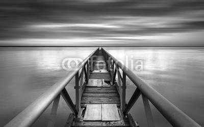 Henrique Silva, Bridge to the infinitive point over a sunset (schwarzweiß, foto, landschaft, rivers, pfeiler, sonnenuntergang, himmel, natur, brücke, meer, wasser, nacht, hintergrund, szene, see, strand, hölzern, schöner, sonne, raum, horizont, tage, holz, abend, sonnenaufgang, bellen, abenddämmerung, nieman)