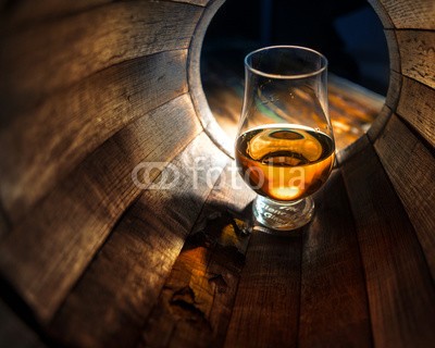 razoomanetu, A glass of whiskey in oak barrels (whiskey, glas, weinbrand, wein, hintergrund, alt, fass, hölzern, jahrgang, alkohol, cognac, trinken, flüssigkeit, schwarz, holz, getränke, spirituose, keller, schottische, whiskey, bourbon, brennerei, braun, eiche, bar, stark, hart, booze, rum, tisc)