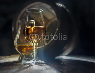 razoomanetu, Two glasses of strong alcohol and oak barrel (whiskey, glas, weinbrand, wein, hintergrund, alt, fass, hölzern, jahrgang, alkohol, cognac, trinken, flüssigkeit, schwarz, holz, getränke, spirituose, keller, schottische, whiskey, bourbon, brennerei, braun, eiche, bar, stark, hart, booze, rum, tisc)