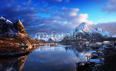 Iakov Kalinin, snow in Reine Village, Lofoten Islands, Norway (fjord, wasser, berg, lofoten, norge, natur, draußen, fischfang, landschaft, dorf, meer, haus, nordic, hafen, frühling, fallen, herbst, skandinavien, ozean, norden, town, norwegische, arktis, küste, tourismus, insel, urlaub, winter, himmel, schne)