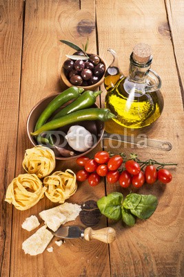 luigi giordano, cibo italiano benessere e cultura (kochen, essen, italienisch, pasta, tomaten, würze, öl, olive-oil, pinienkern, basilikum, parmesan, kultur, tradition, wohlbefinden, farbe, holz, rustikal, gewürz, flavour, hintergrund, oliven, zutaten, chilie)