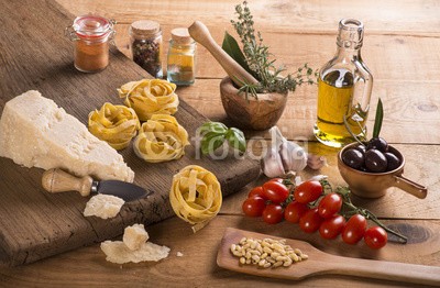 luigi giordano, cibo italiano benessere e cultura (kochen, essen, italienisch, pasta, tomaten, würze, öl, olive-oil, pinienkern, oliven, zutaten, basilikum, parmesan, kultur, tradition, wohlbefinden, farbe, holz, rustikal, gewürz, flavour, hintergrund, chilie)
