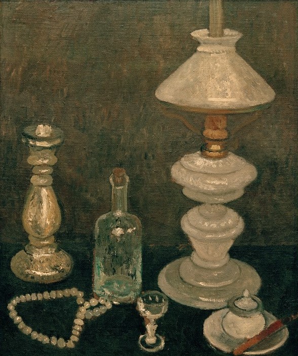 Paula Modersohn-Becker, Stillleben mit Glaslampe (Deutsche Kunst,Kunst,Öllampe,Frauenkunst,Lampe,Stillleben,Perlenkette,Flasche,Weinglas,Dose,Worpsweder Künstlerkolonie,Jahrhundertwende,Grau,Kerzenständer)