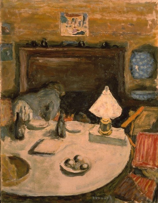 Pierre Bonnard, Soiree de Campagne (Landhaus,Licht Und Beleuchtung,Tischlampe,Wohnung,Tageszeiten,Abend,Impressionismus,Lampe,Speisezimmer,Französische Kunst,Harmonie,Innenansicht,Gedeckter Tisch,Runder Tisch (Möbel),Kamin)