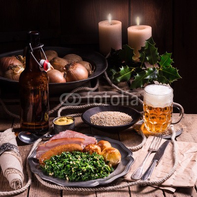 Dar1930, Grunkohl (grünkohl, gemüse, kohl, essen, grün, frisch, kartoffel, gesund, ungekocht, organisch, diät, gemüsekohl, leaf, blatt, cole, hash browns, wurst, gesundheit, kochen, speck, winter, hauptgericht, lebensmittelgeschäft, fleisch, bratpfanne, salate, close-u)