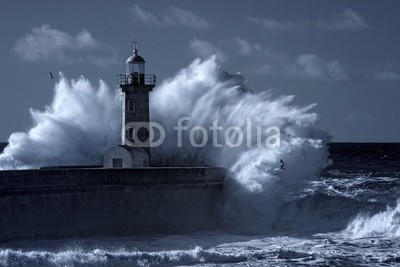 Zacarias da Mata, Infrared stormy lighthouse (stürmisch, leuchtturm, ozean, himmel, welle, infrarot, pfeiler, moody, weiß, blau, natur, portugal, porto, schwarz, licht, wasser, landschaft, seelandschaft, meer, wetter, wind, küste, dramatisch, sturm, strom, groß, fließen, leuchtfeuer, farb)