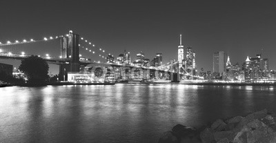 MaciejBledowski, Black and white picture of New York at night. (schwarz, weiß, new york city, turm, foto, hudson, amerika, brooklyn, brücke, rivers, reisen, angestrahlt, business, panoramisch, nacht, szenerie, skyline, metropole, architektur, panorama, filter, finanzen, licht, stadtlandschaft, skyscrape)