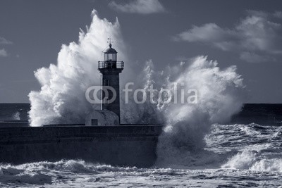 Zacarias da Mata, Infrared old lighthouse under heavy storm (ozean, stürmisch, leuchtturm, welle, groß, pfeiler, infrarot, blau, weiß, natur, schwer, dramatisch, sturm, portugal, leuchtfeuer, himmel, licht, wasser, draußen, tage, meer, kräfte, wetter, gefahr, fließen, wind, küste, seelandschaft, atlanti)