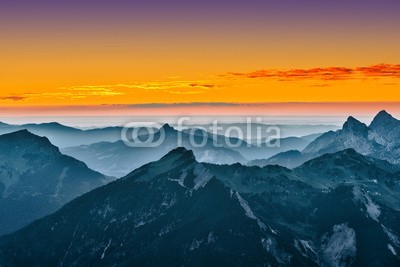 a2l, view over blue mountains with golden yellow sunset sky (himmel, berg, alpen, alpine, vale, österreich, tirol, nebel, wolken, gipfel, pike, landschaft, sonnenuntergang, natur, sonnenaufgang, berg, abend, reisen, farbe, schöner, anblick, morgens, sonne, wolken, morgengrauen, pike, sonnenlicht, hintergrun)