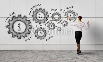 Sergey Nivens, Woman presenting teamwork concept (konzept, geschäftsfrau, zusammenarbeit, symbol, kreativ, kreativität, leistungen, gespann, planes, strategie, einkommen, gewinn, business, manage, remis, zahnrad, frau, weiblich, wand, aufbau, strukturen, motoren, visionen, maschinerie, innovatio)
