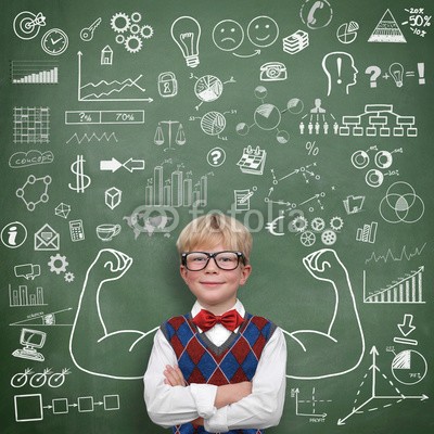 Coloures-pic, Kind mit Muskeln vor Tafel / Symbole (junge, kind, erfolg, schule, business, muskel, teller, stark, dienstleistungen, marketing, start, motivation, wort, zielen, blühend, leistung, konzept, planung, strategie, beruf, konzept, wand, zeichnen, analyse, statistik, zeichnung, symbol, energi)