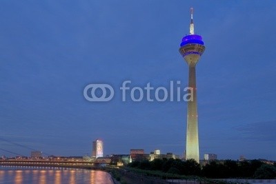 Blickfang, Fernsehturm mit Skyline Düsseldorf (skyline, wasser, rhein, beleuchtung, blau, himmel, turm, senden, brück)