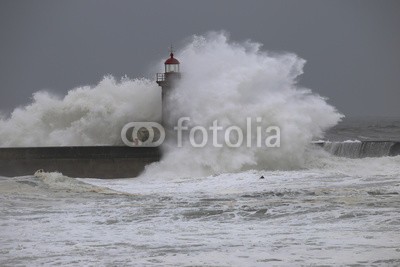 Carlos, Storm with big waves near a lighthouse (himmel, wasser, sonnenuntergang, natur, landschaft, warnung, weiß, licht, küste, turm, meer, ozean, dunkel, rivers, gefahr, küste, safety, fels, navigation, groß, signale, welle, sturm, stürmisch, tsunamis, wind, dramatisch, leuchtturm, atlantic, orka)