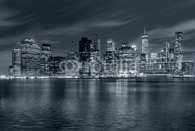 bluraz, New York City at night (gebäude, reisen, nacht, skyline, new york city, manhattan, states, urbano, architektur, äusseres, skyscraper, uns, berühmt, abenddämmerung, outdoors, downtown, himmel, angestrahlt, altersgenosse, blau, wasser, horizontale, big apple, panoramisc)