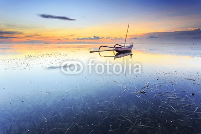 farizun amrod, Balinese jukung fishermen with beautiful sunrise in Bali, Indonesia (sonnenuntergang, bali, reisen, anblick, horizont, orange, licht, dorf, sonne, traditionell, asien, strand, bunt, tourismus, meer, hintergrund, urlaub, fischfang, ozean, insel, tropisch, sonnenaufgang, kultur, indonesien, sommer, balinesisch, echte kaiman)