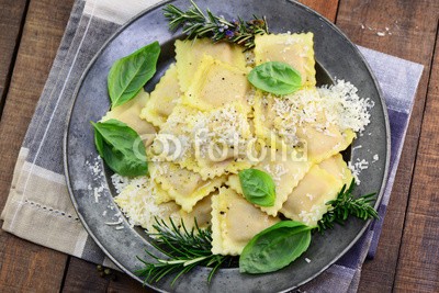 photocrew, Italienisch (ravioli, tortellini, pasta, parmesan, olive-oil, nudel, pasta, spachteln, italienisch, gefüllt, kraut, nudel, ungekocht, foodie, gericht, vielfraß, kochen, kohlenhydrate, küche, mittelmeer, selbstgemacht, mahlzeit, teig, käse, öl, teller, pfeffe)