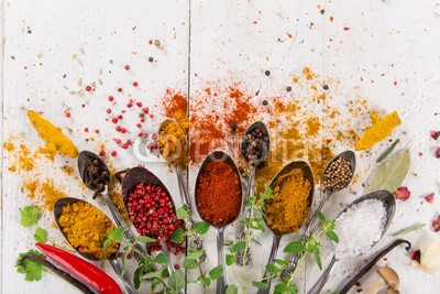 Lukas Gojda, Various colorful spices on wooden table (backgrounds, rahmen, essen, weiß, exemplar, raum, landesgrenzen, jahrgang, stern, wein, natur, leaf, küche, kochen, kochkunst, kraut, zutaten, trocken, gewürz, pulver, würze, holz, löffeln, pfeffer, schüssel, striegeln, kardamom, chilies, rustika)