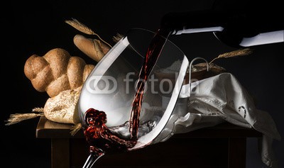 vagabondo, glass with red wine and bread (wein, rot, trinken, glas, flasche, chianti, merlot, foodie, ernten, weinprobe, alkohol, backgrounds, bar, schöner, getränke, bordeaux, cabernet, feiern, feier, abendessen, trinkend, weintraube, party, gießen, schütten, besinnung, restaurant, platsc)